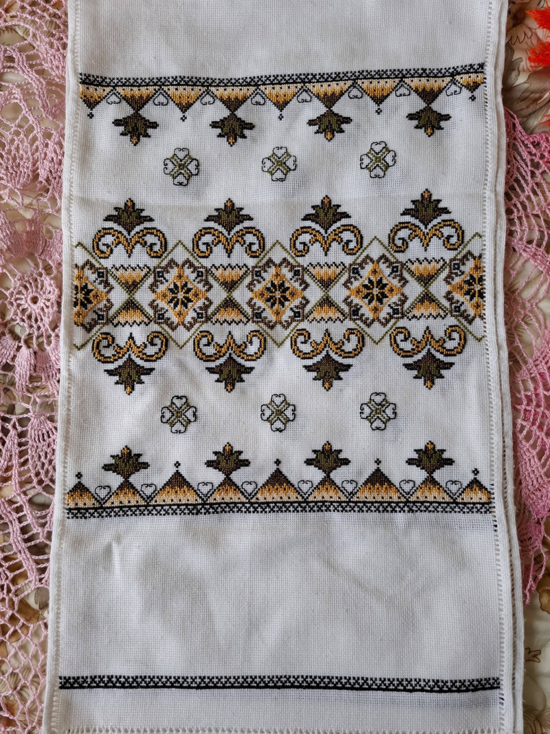 Пів століття присвятила медицині, а все життя — творчості: історія волинської вишивальниці