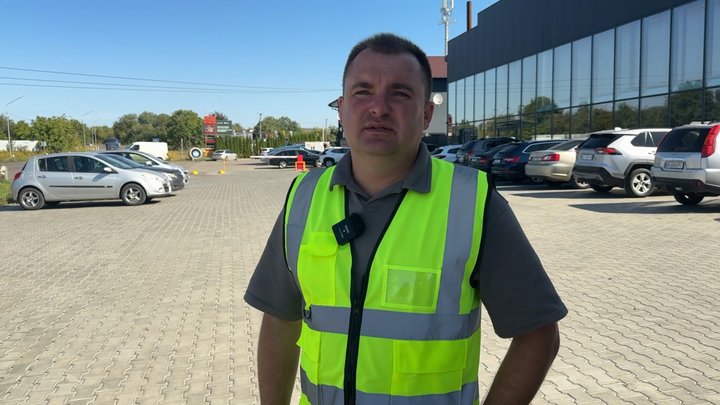 Жителі чекали роками: у селі під Луцьком облаштовують зупинки та «зебру»