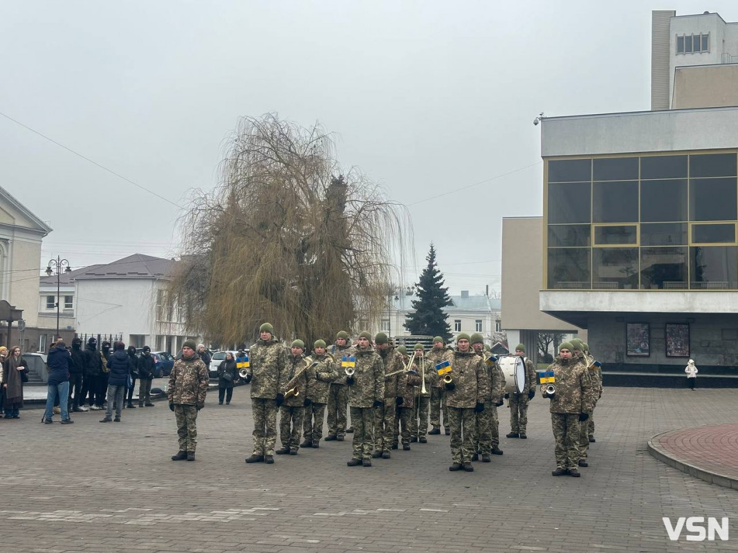 «Ланцюг Єднання» у Луцьку: сотні людей із прапором України відзначили День Соборності