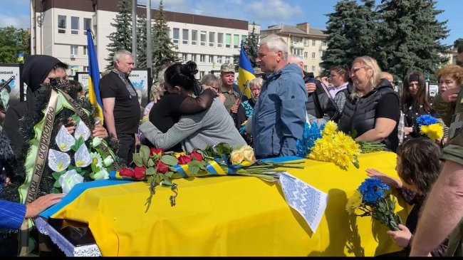 Серце жінки не витримало: на Рівненщині матір військового померла через півтора місяця після його похорону