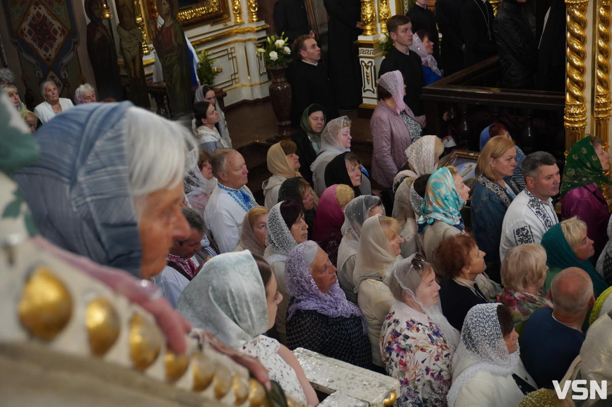 Хресна хода і спільна молитва: як минула літургія за участі Епіфанія у Луцьку. Фоторепортаж