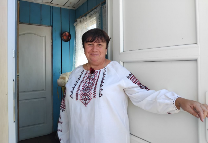 Збирає історії села, возить книги читачам і допомагає війську: незвичайна бібліотекарка з Волині