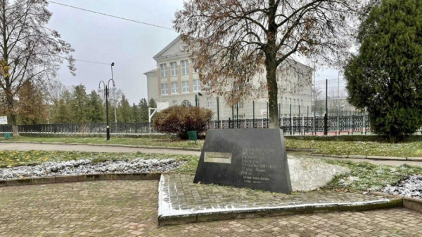 На черзі – радянське панно: у Нововолинську знесли пам'ятний знак