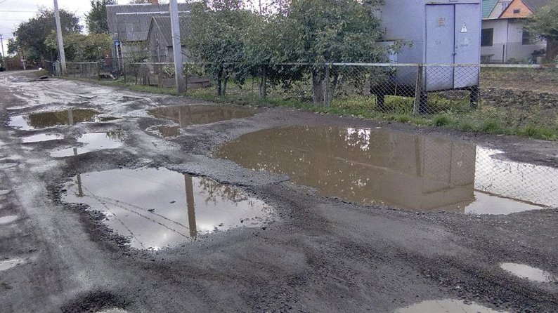 Не ремонтували більше десяти років: мешканці мікрорайону в Луцьку скаржаться на погану дорогу