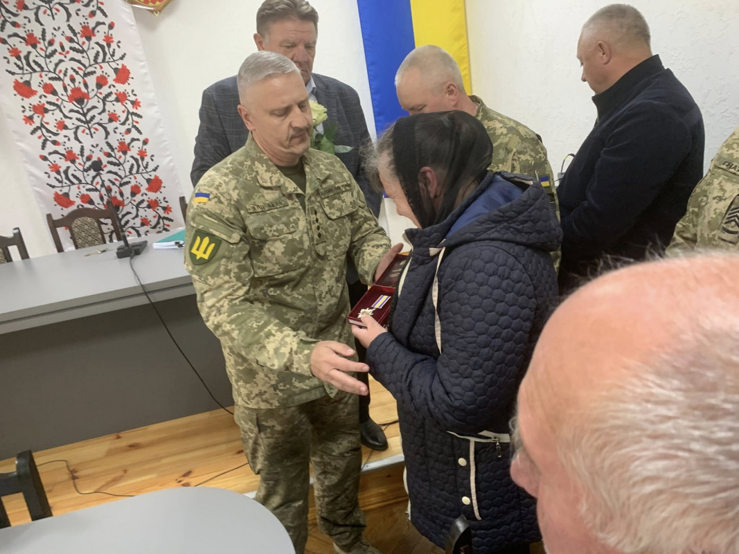 Віддали свої життя за Україну: на Волині рідним полеглих воїнів вручили державні нагороди