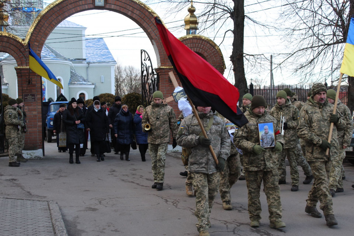 Весільний коровай розділили на кладовищі: на Волині попрощались з Героєм Павлом Бурцем