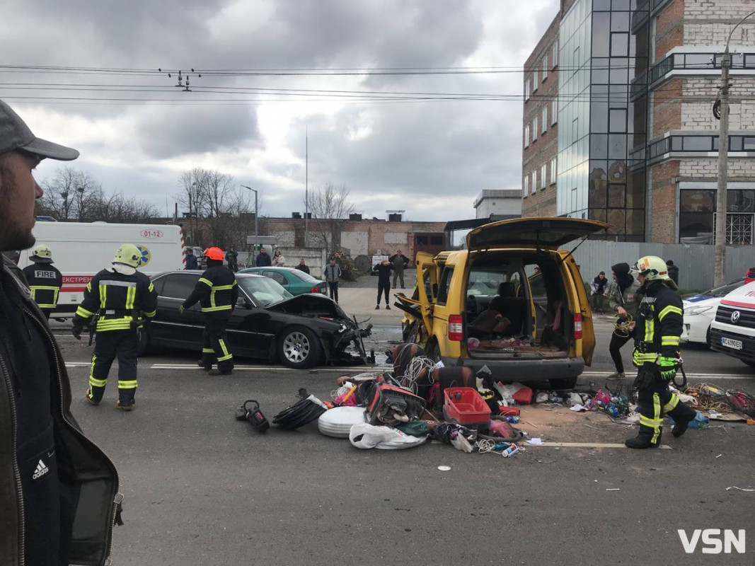 Водія затисло в салоні авто: у Луцьку сталась аварія