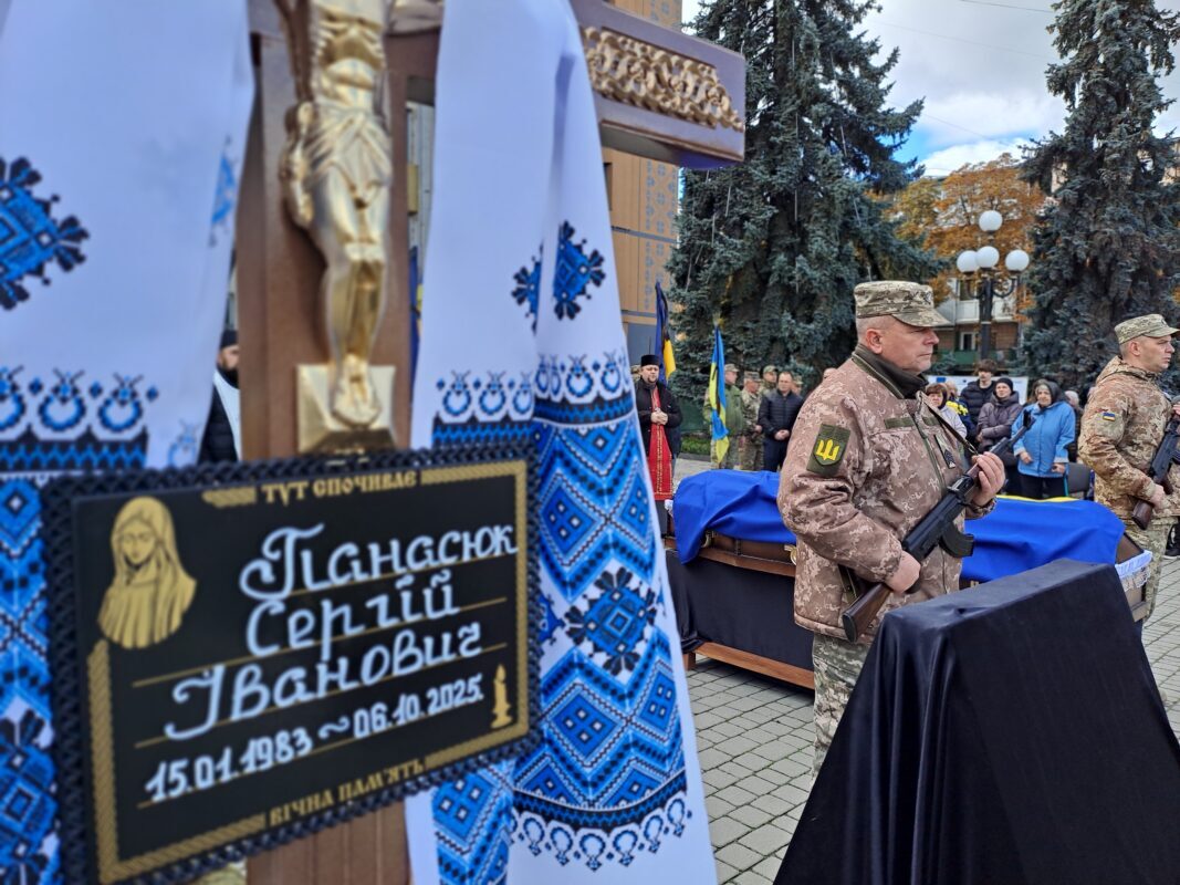 Ще один синьо-жовтий стяг злетів над могилою Героя: на Волині попрощалися із Сергієм Панасюком