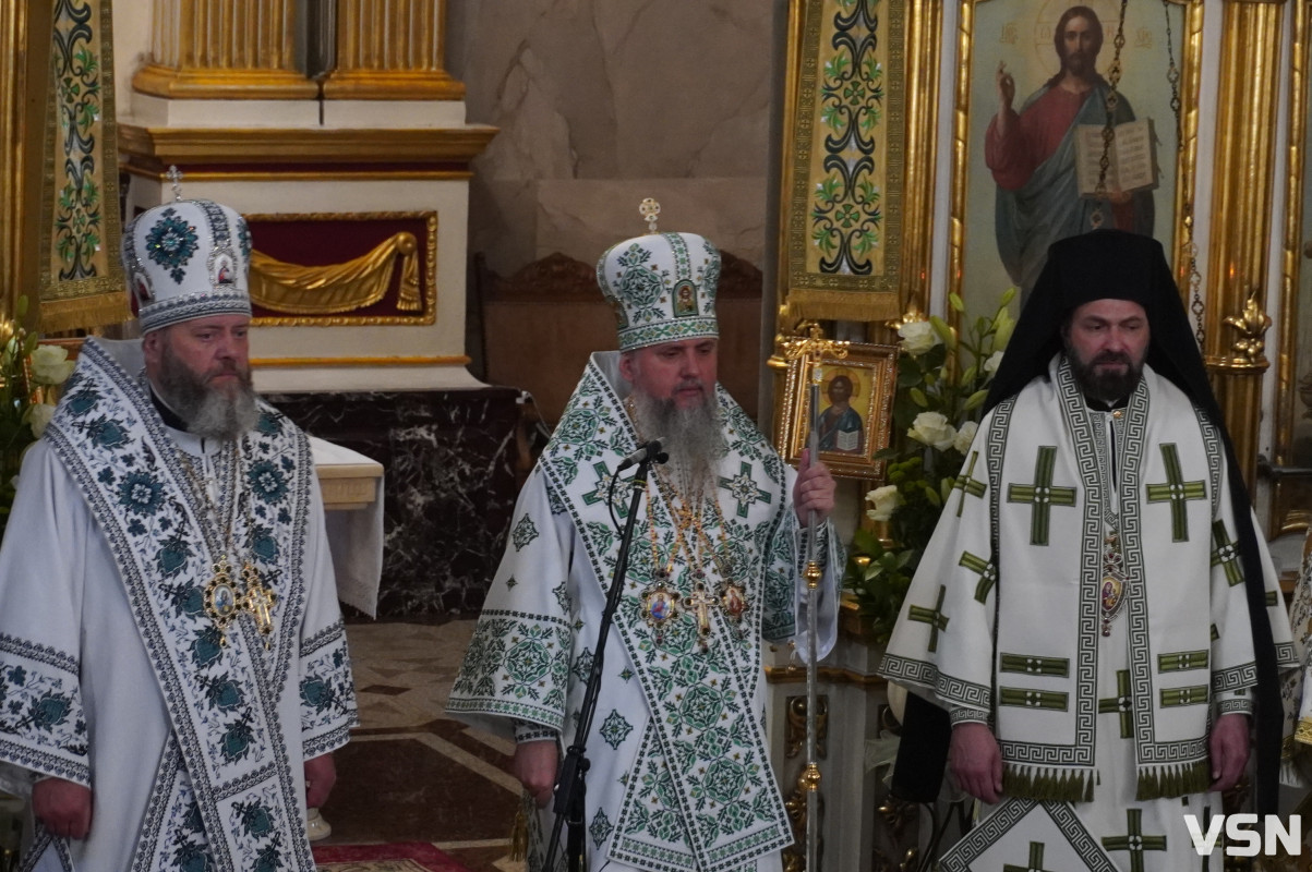 Хресна хода і спільна молитва: як минула літургія за участі Епіфанія у Луцьку. Фоторепортаж