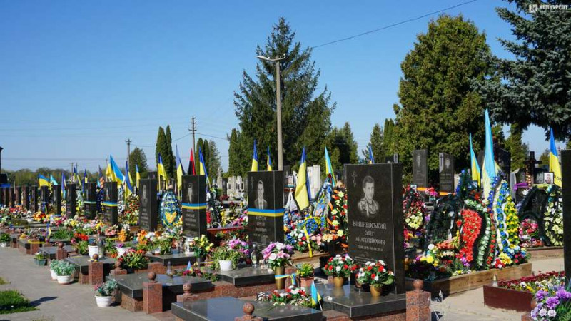 У цей день на цвинтарі прощаються із померлими рідними: як жителі Луцька проводять поминальну неділю