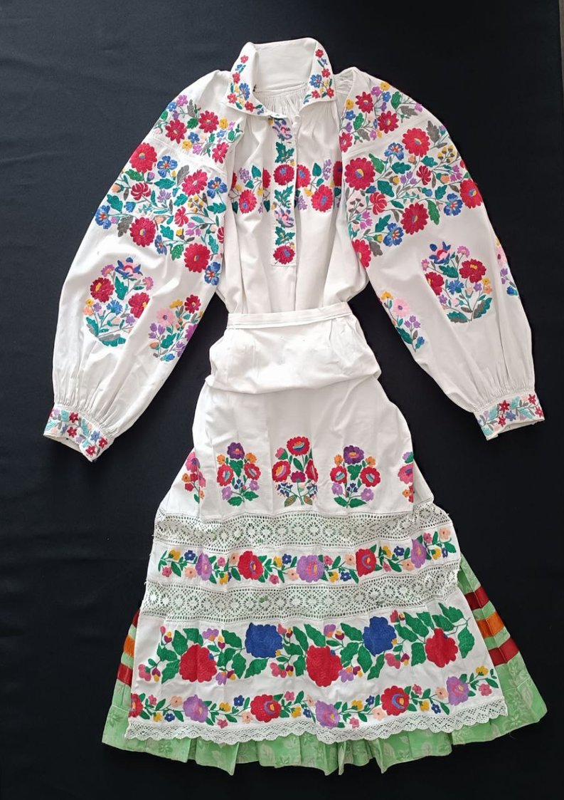 Волинські ковбаса, зеленички з часником, писачок та вишивка 