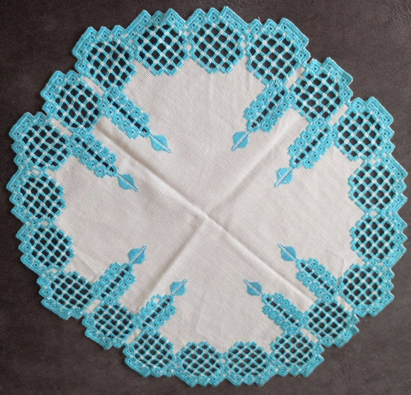 Пів століття присвятила медицині, а все життя — творчості: історія волинської вишивальниці