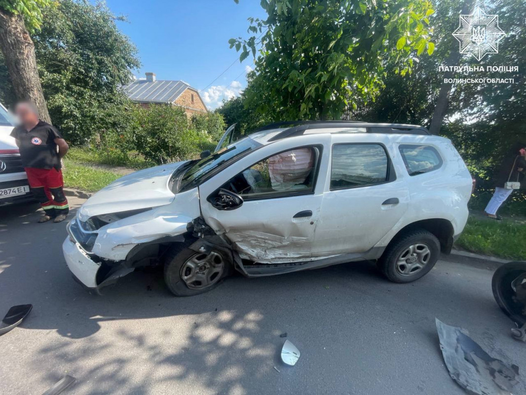 У Луцьку жінка на «мерседесі» на великій швидкості виїхала на зустрічку і врізалася в автівку іншої водійки