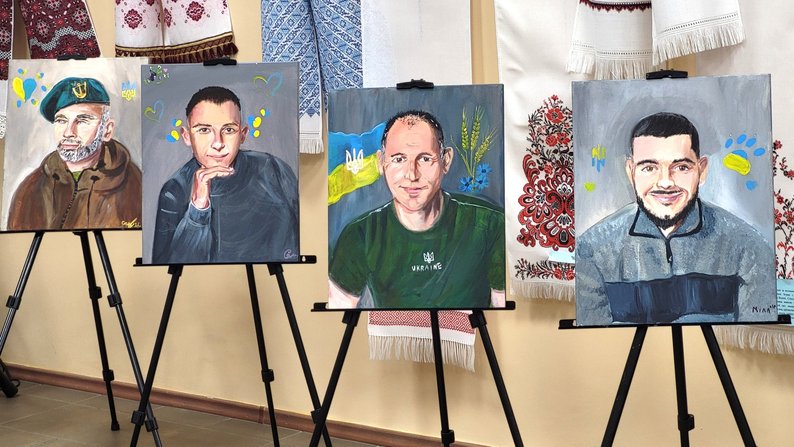 У місті на Волині відкрили зворушливу виставку портретів ветеранів, створених дітьми