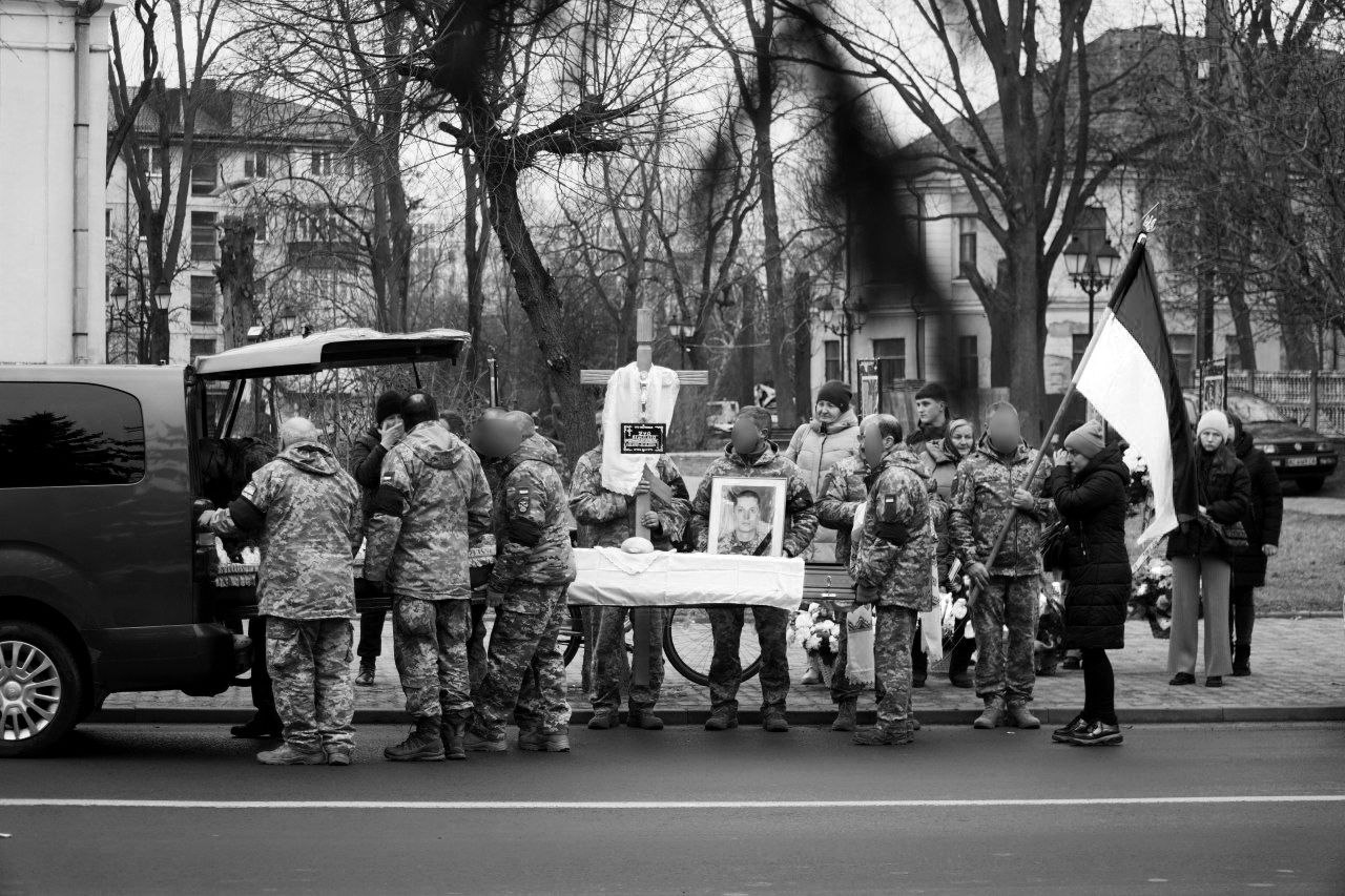 Не встиг створити сім'ю: на Волині попрощалися з молодим Героєм Віталієм Чуєм