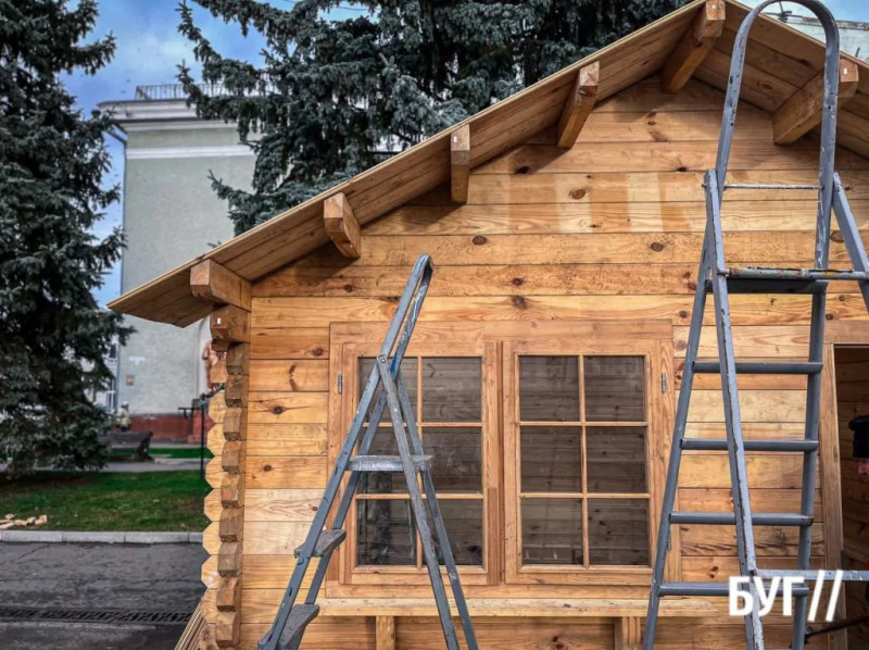 У місті на Волині встановлюють будиночок Святого Миколая