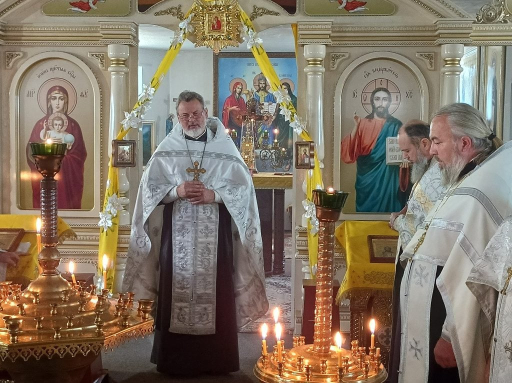 Маленька донечка у домовині зустріла тата: на Волині в останню дорогу провели Героя Максима Кухтея