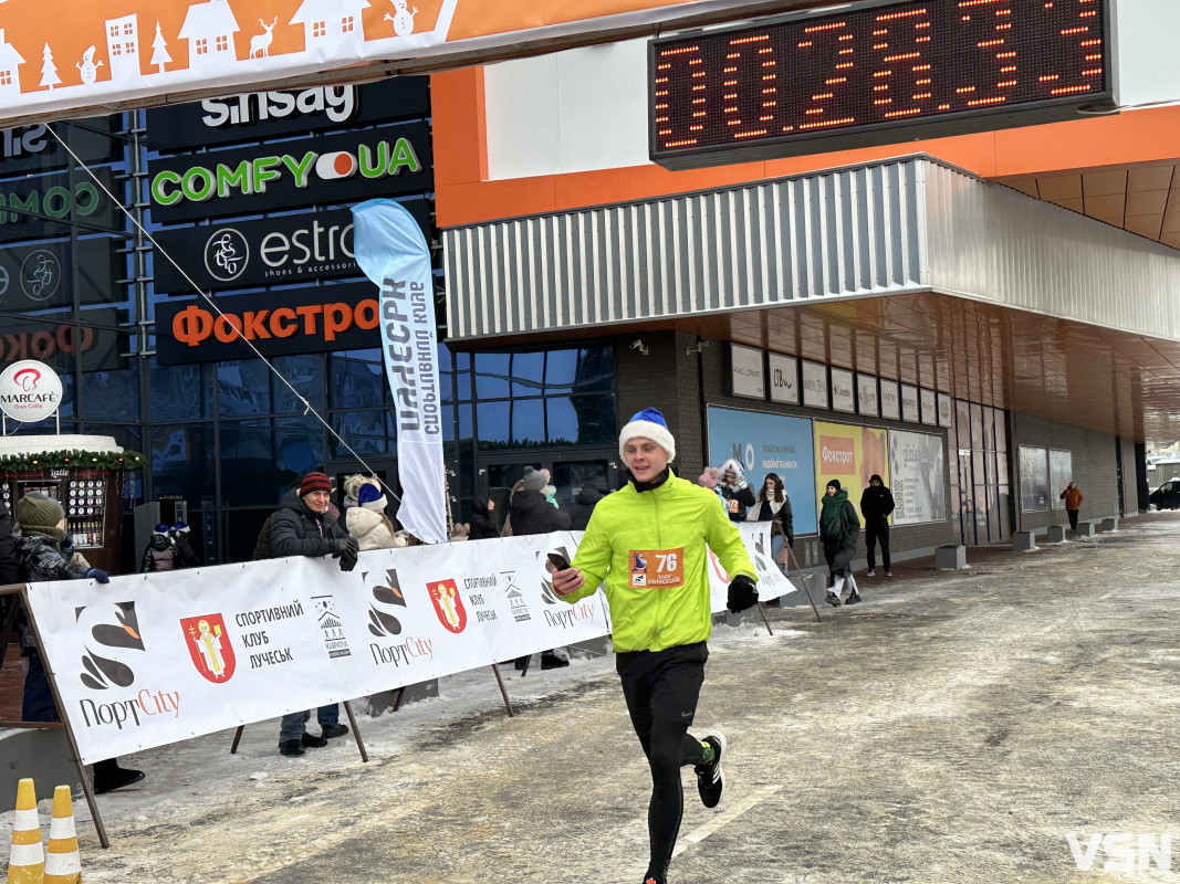 «Миколайчики, біжіть»: як у Луцьку відбувався благодійно-спортивний забіг. Фоторепортаж