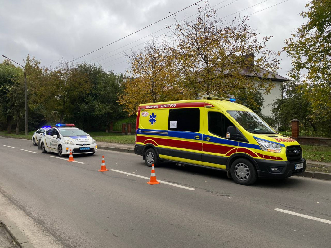 У Луцьку автівка наїхала на пішохода, постраждалого оглядають медики