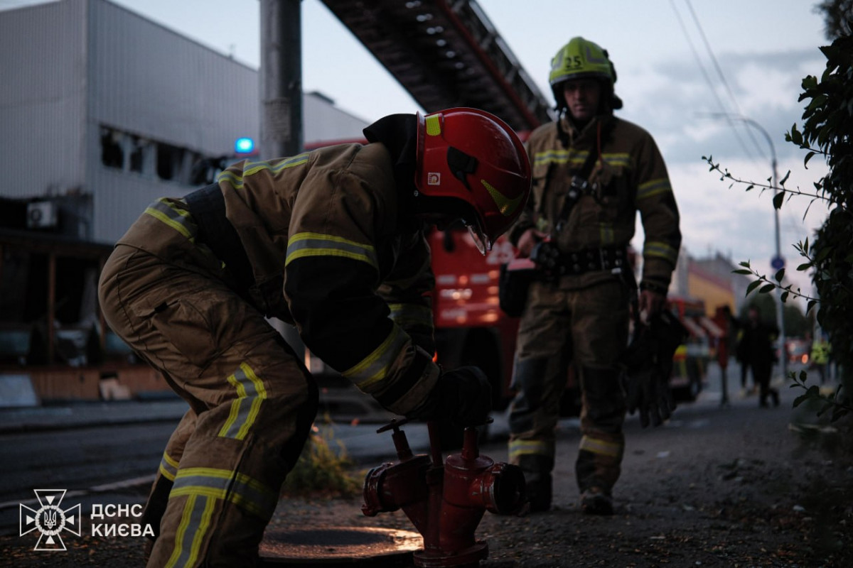 Пекельна ніч у Києві: ДСНС показала, як рятувальники борються з наслідками удару РФ