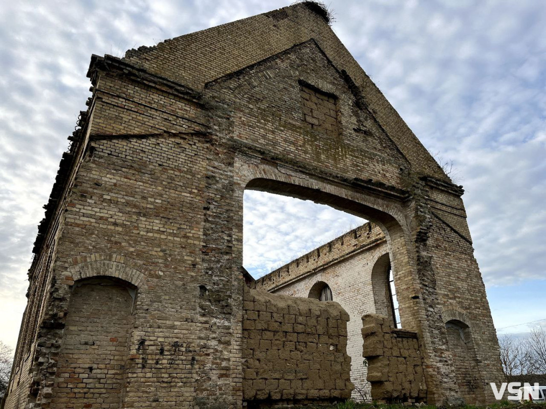 Незламний оберіг: Храм на Волині, який вистояв перед снарядом, що застиг у його стіні. Фоторепортаж