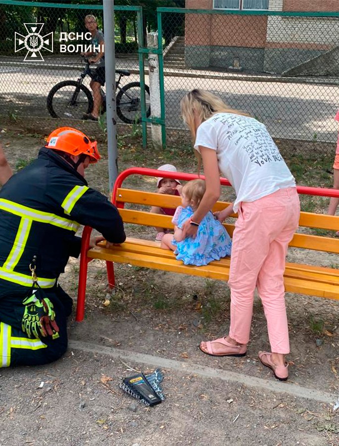 Нога застрягла у лавці: у Луцьку рятувальники визволяли маленьку дівчинку з пастки