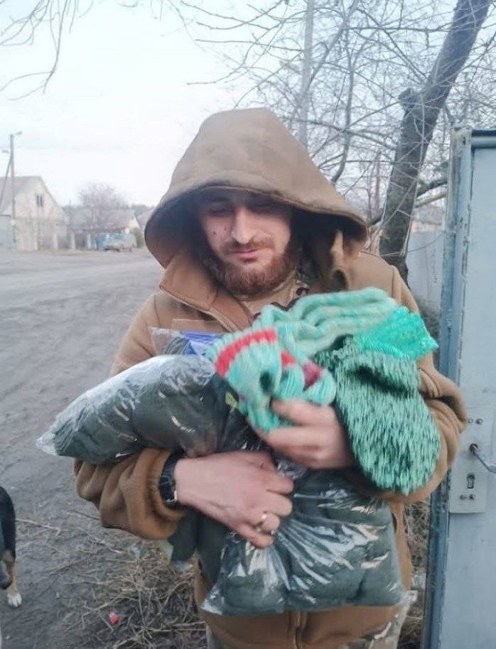 Вишиває для душі, в’яже – для фронту: як майстриня з Волині допомагає захисникам