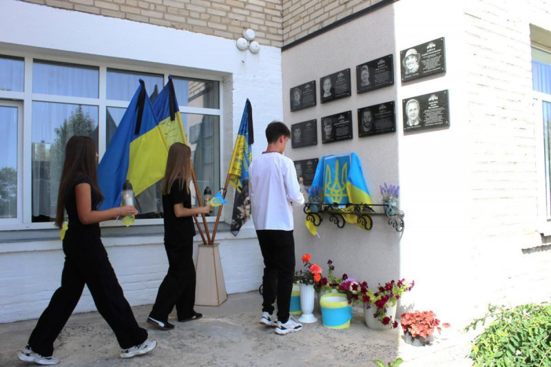 В місті на Волині брат Героя Валерія Грибчука відкрив дошку пам’яті загиблого воїна
