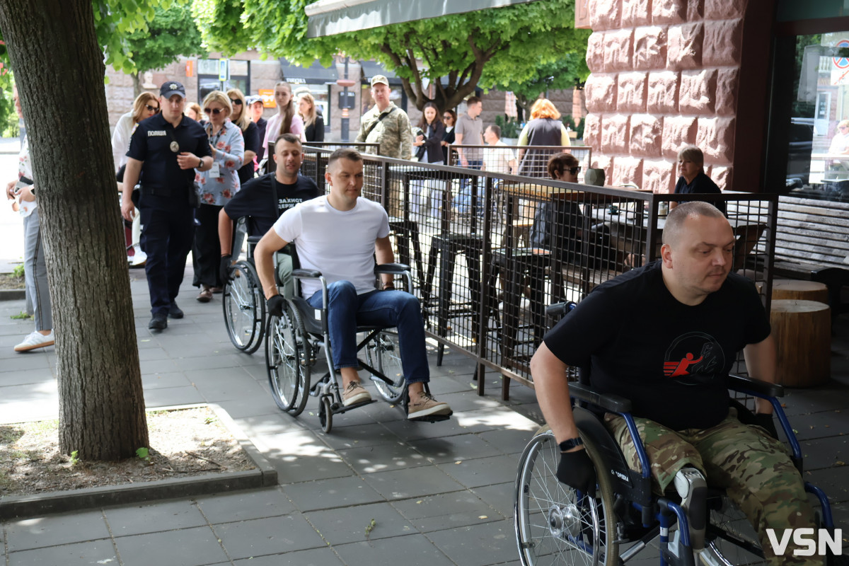 У центрі Луцька посадовці вчилися долати бордюри у кріслах колісних. Фото