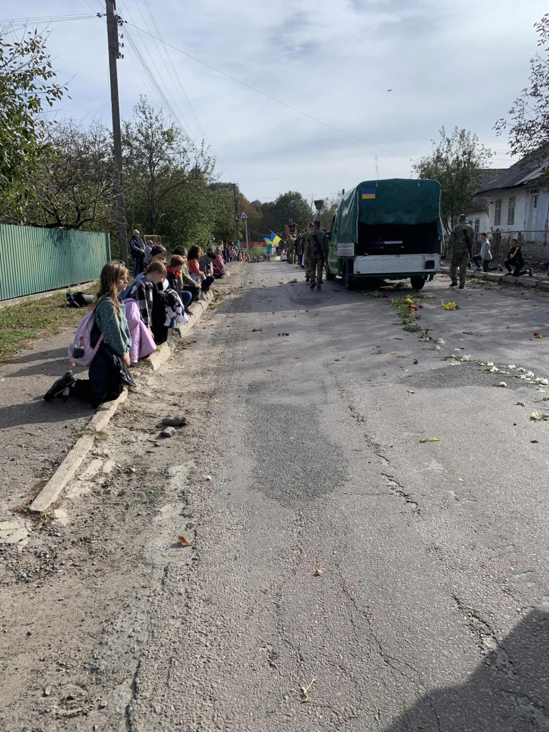 Помер на бойових позиціях: на Волині провели в останню дорогу захисника Олександра Юзвика