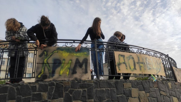 В місті на Волині вивісили плакати на підтримку окупованих міст України