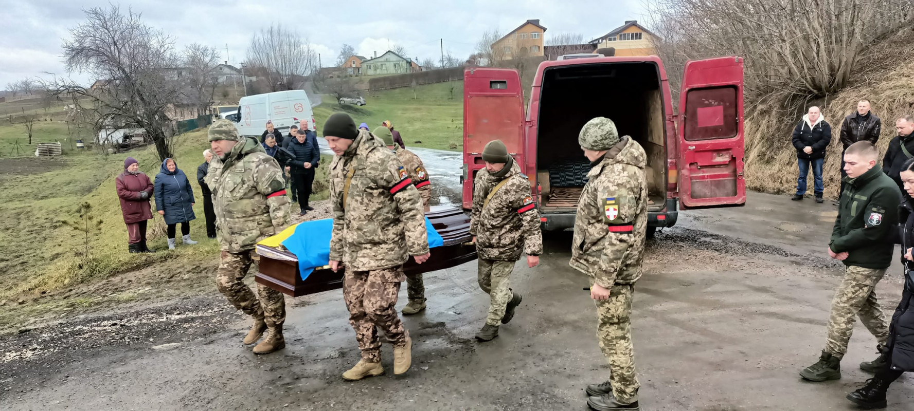 Понад пів року рідні надіялися, що живий: біля Луцька останню шану віддали Герою-розвіднику Роману Мигдалю