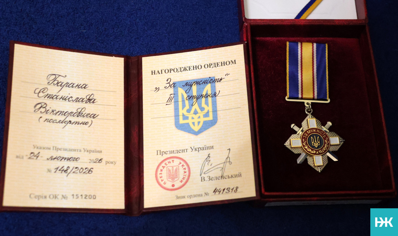 Загинув на Дніпропетровщині, захищаючи Україну: матері полеглого Героя з Волині вручили державну нагороду сина