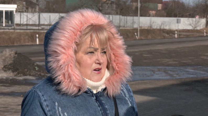 Люди перебігають дорогу просто між фурами: мешканці села біля Луцька просять автобус та перехід