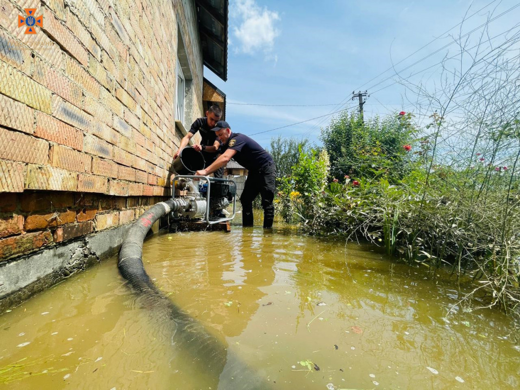 На Прикарпатті негода наробила лиха: затоплені сотні будинків. Фото