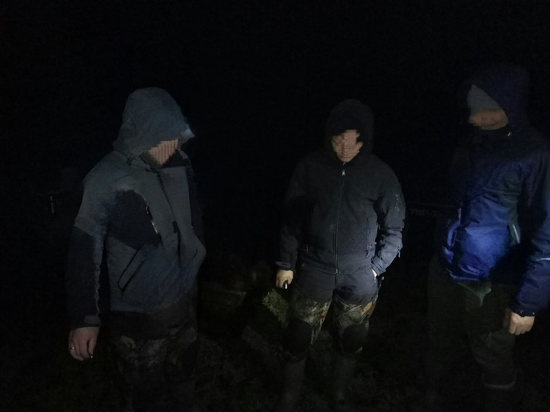 Троє волинян виловили з озера Світязь 5 кілограмів унікальних водоростей Кладофор