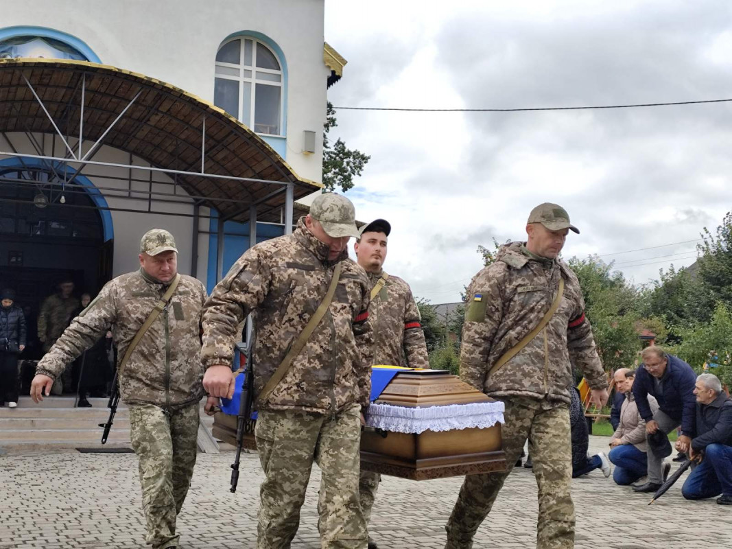 Овдовіла дружина, без батька залишилися син і донечка: на Волині попрощались з Героєм Олександром Мишком