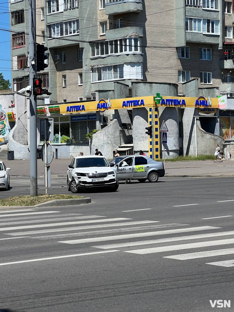 Проїхав на червоне: у Луцьку сталася ДТП за участю таксі та Nissan