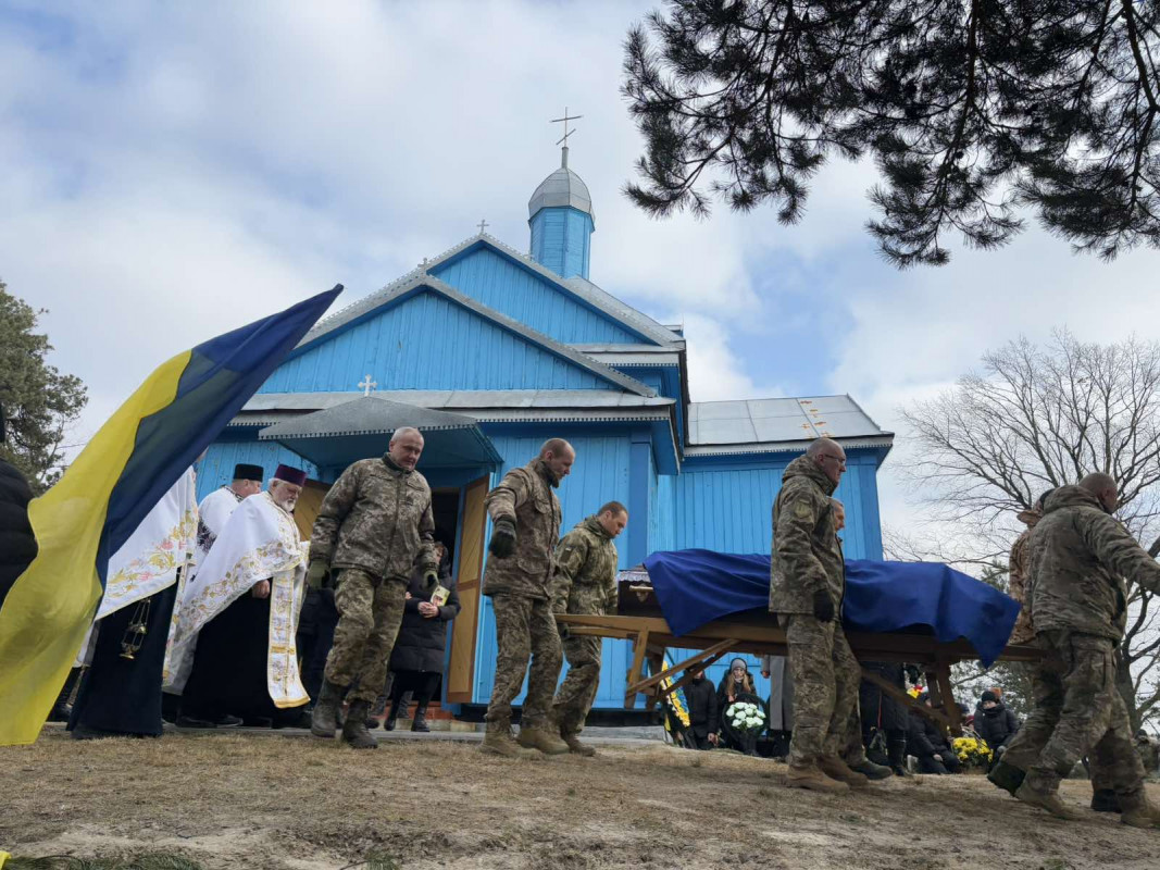 Навіки у строю: у селі на Волині попрощалися з Героєм Валентином Ярощуком