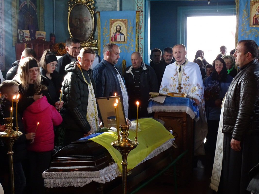 16 місяців чекали на тіло Героя: на Волині все село прийшло на поховання багатодітного батька Ігора Кузьмюка