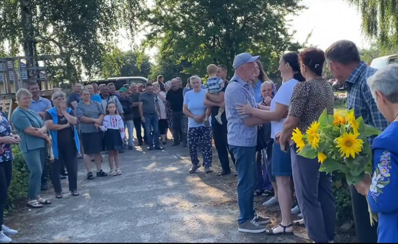 З короваєм, квітами та обіймами: на Волині зустріли воїна, звільненого з російського полону