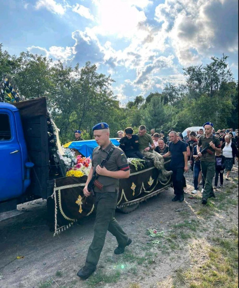 Старший брат воює на фронті: у Луцькому районі попрощалися із молодим Героєм Дмитром Швецем