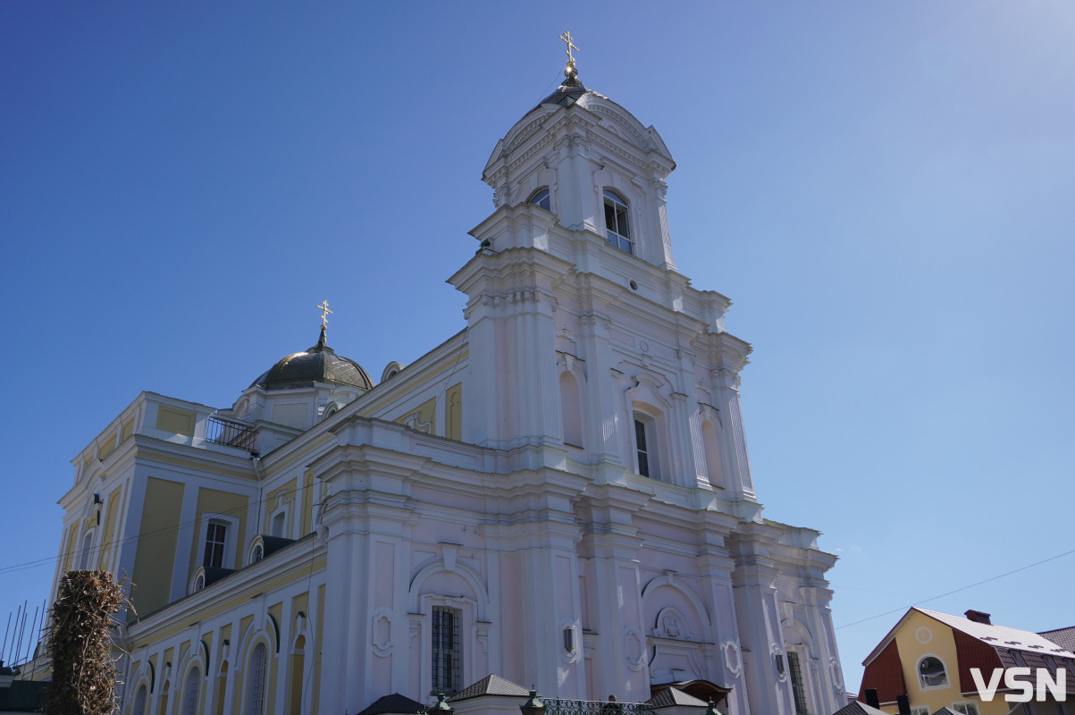 Сотні вірян прийшли освячувати вербу у головний собор Луцька. Фоторепортаж