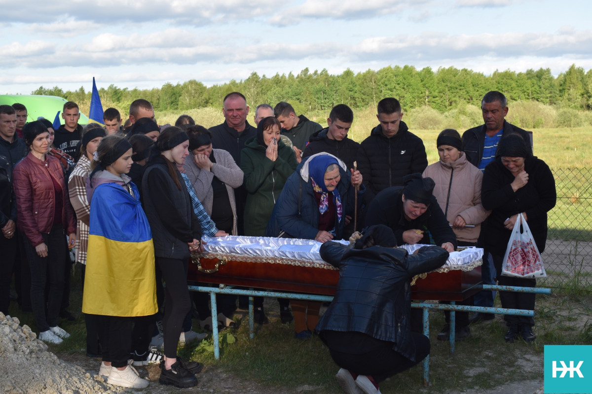 Трагічні Великодні свята: на Волині попрощалися із молодим Героєм Русланом Литвинчуком