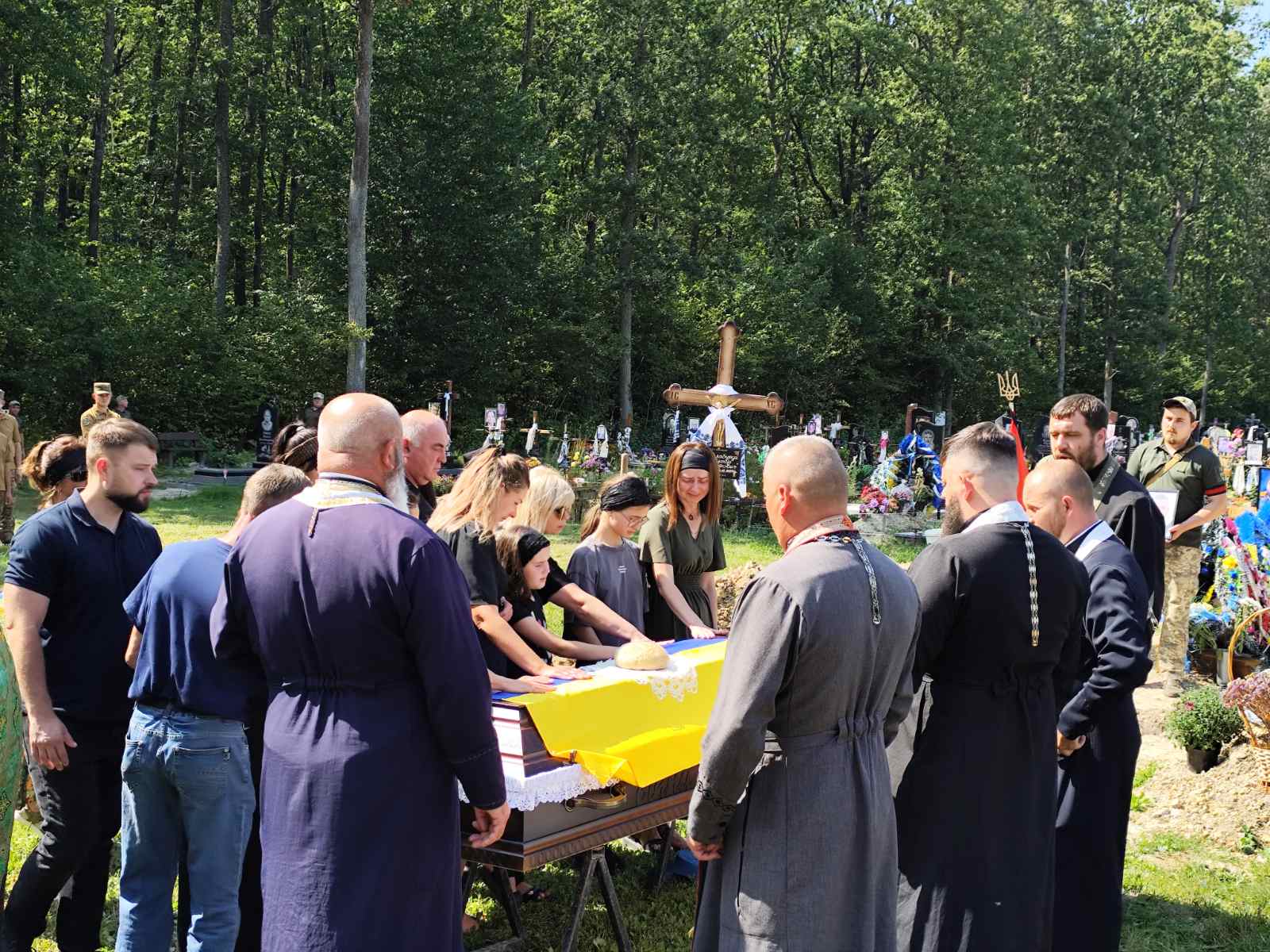 Овдовіла дружина, без батька залишилися дві донечки: на Волині попрощались з Героєм Віктором Галабурдою