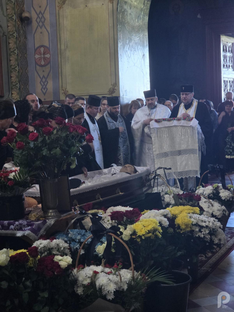 Осиротіло двоє синочків: у Володимирі провели в останню путь поліцейського Дмитра Домріна