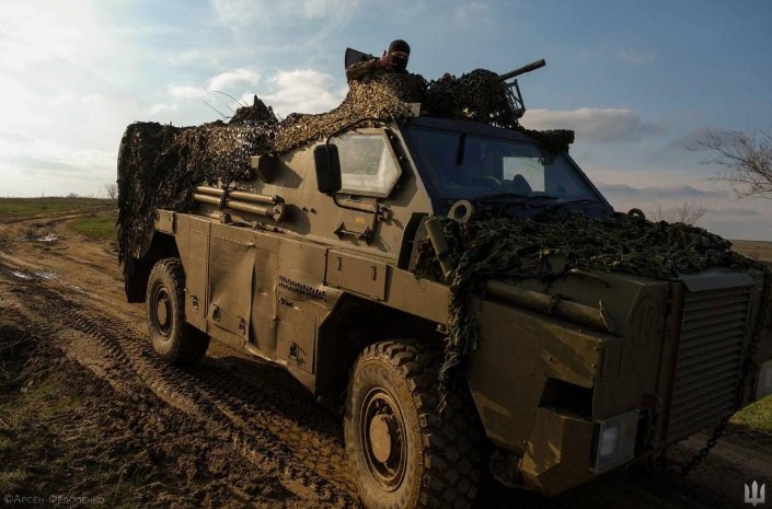 Залужний показав, як на Бахмутському напрямку працюють австралійські БТРи Bushmaster. Фото