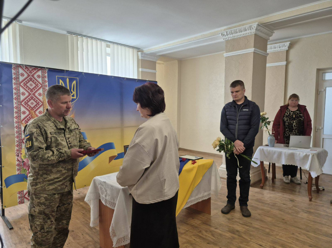 У волинській громаді матері загиблого воїна вручили його орден «За мужність»