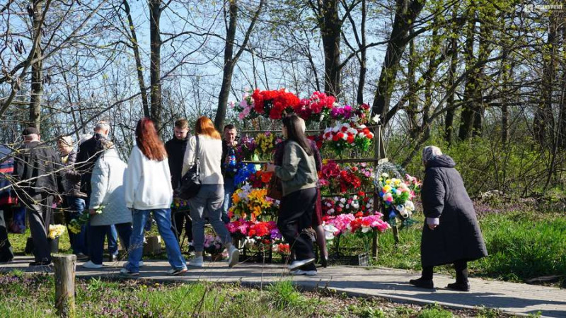 У цей день на цвинтарі прощаються із померлими рідними: як жителі Луцька проводять поминальну неділю