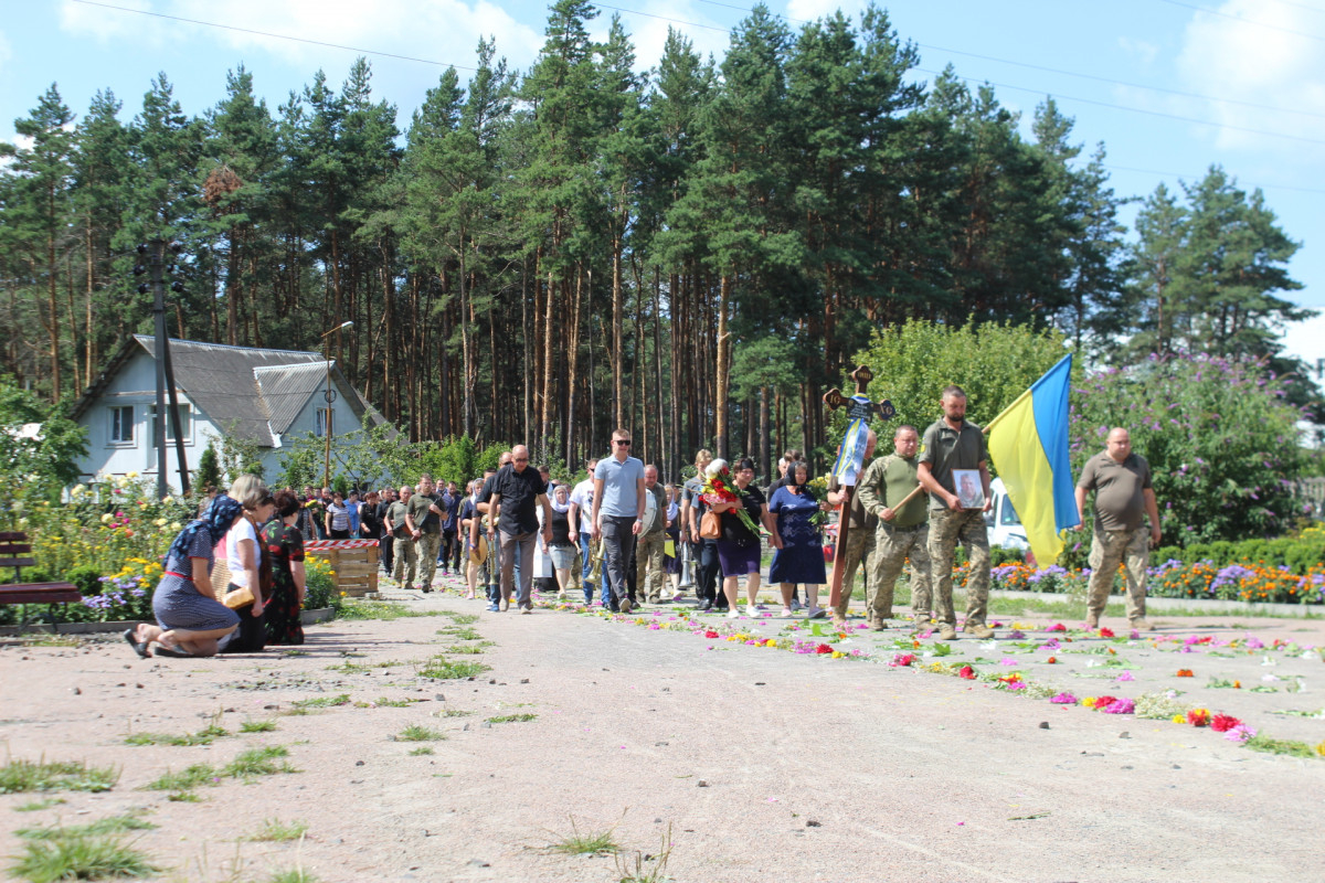 Провести Героя зійшлося усе селище: на Волині попрощалися з Юрієм Шабатом